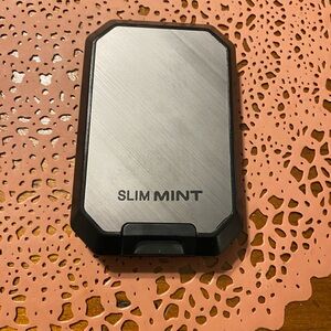 Black and Silver Men's Wallet es la cartera y las targetas